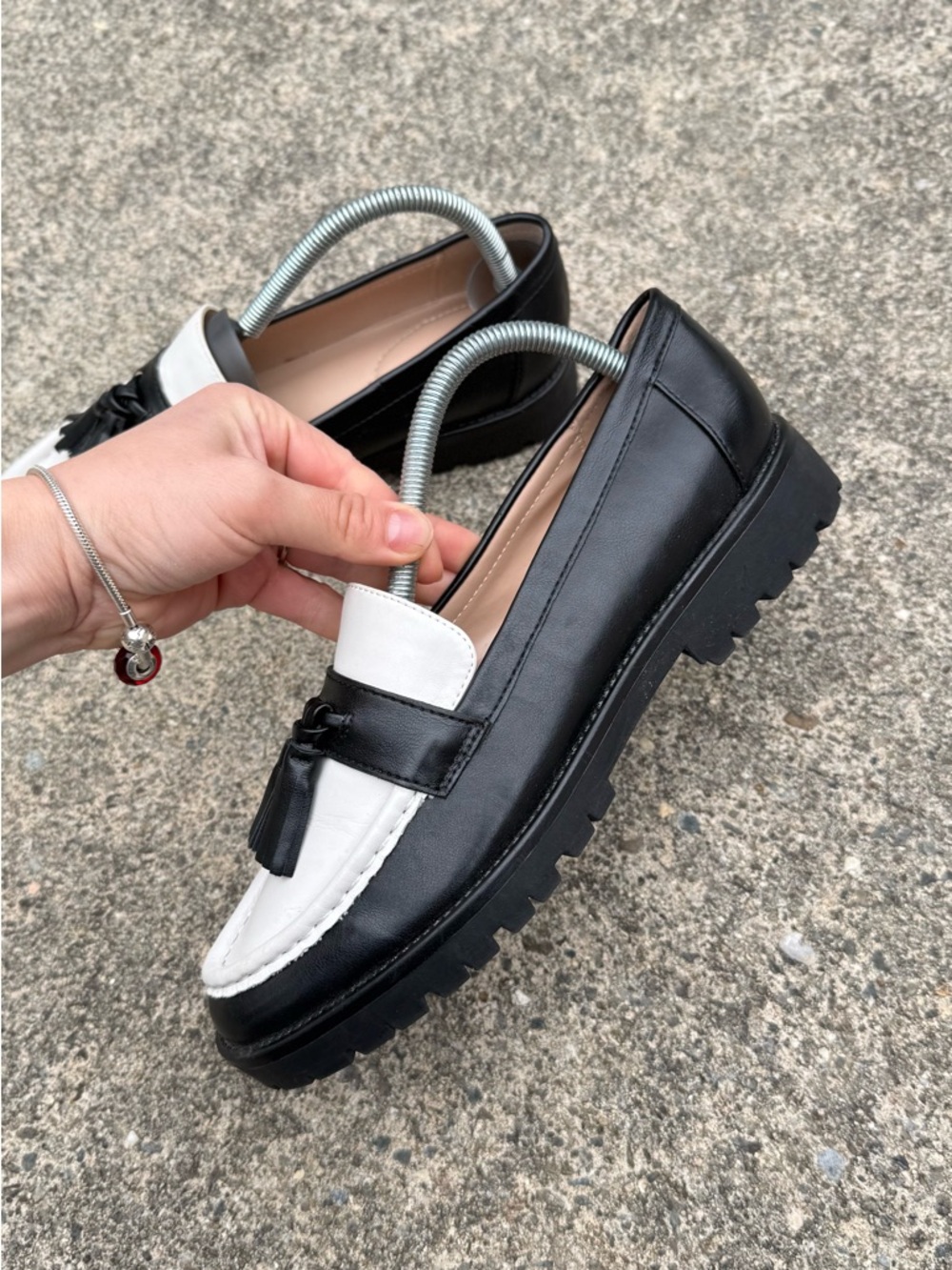 Bandolino Women's Fillus Tassel Loafers Women size 9 black and white - Picture 13 of 13